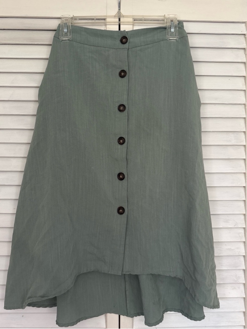 Francesca's sage green high-low button-front skirt with pockets